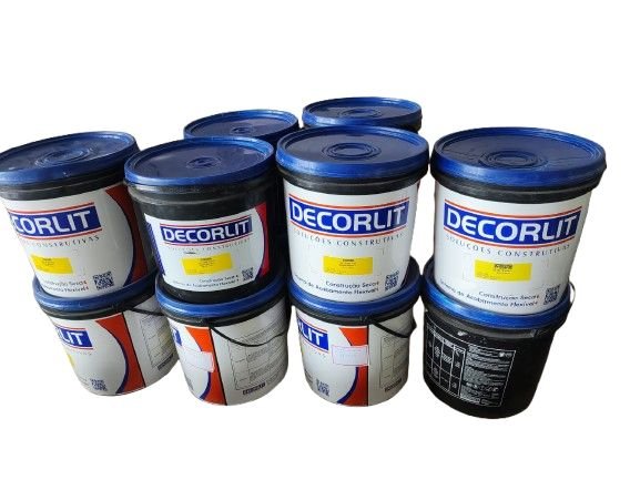 Baldes de massa para acabamento de superfícies em gesso