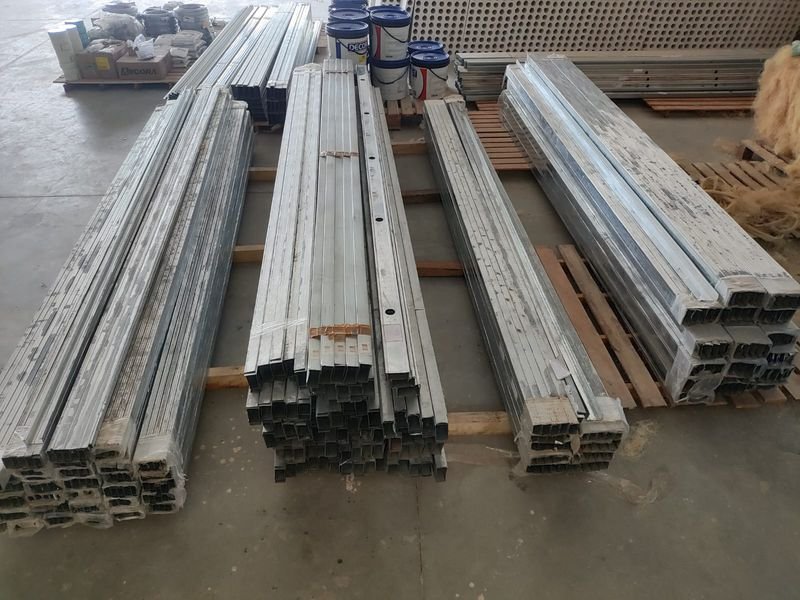 Perfis metálicos empilhados para estrutura de drywall